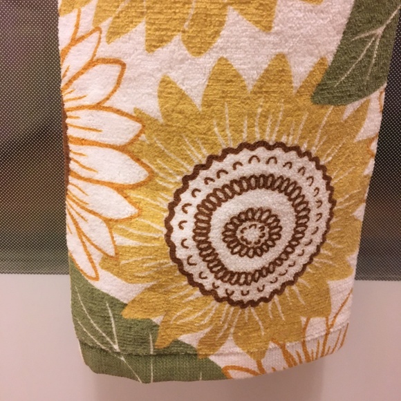 NWOT Handmade Crocheted Sunflower Towel - Picture 4 of 5